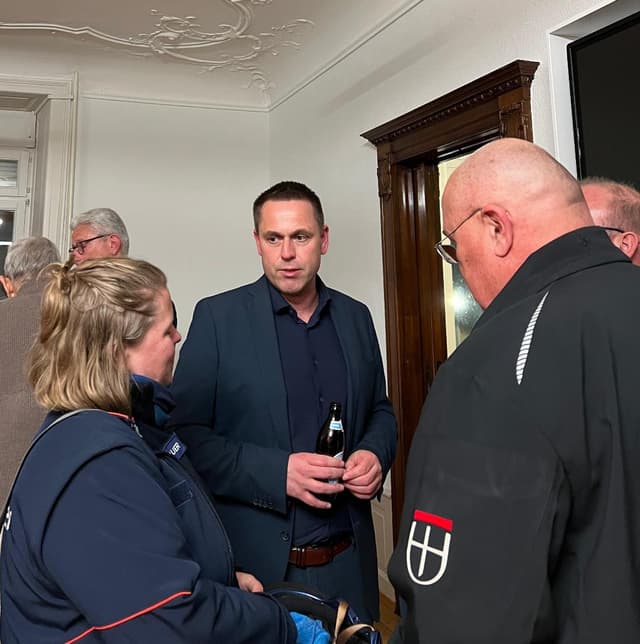 Frank Ortolf im Gespräch mit Vertreterinnen und Vertretern der Malteser und der DLRG Konstanz